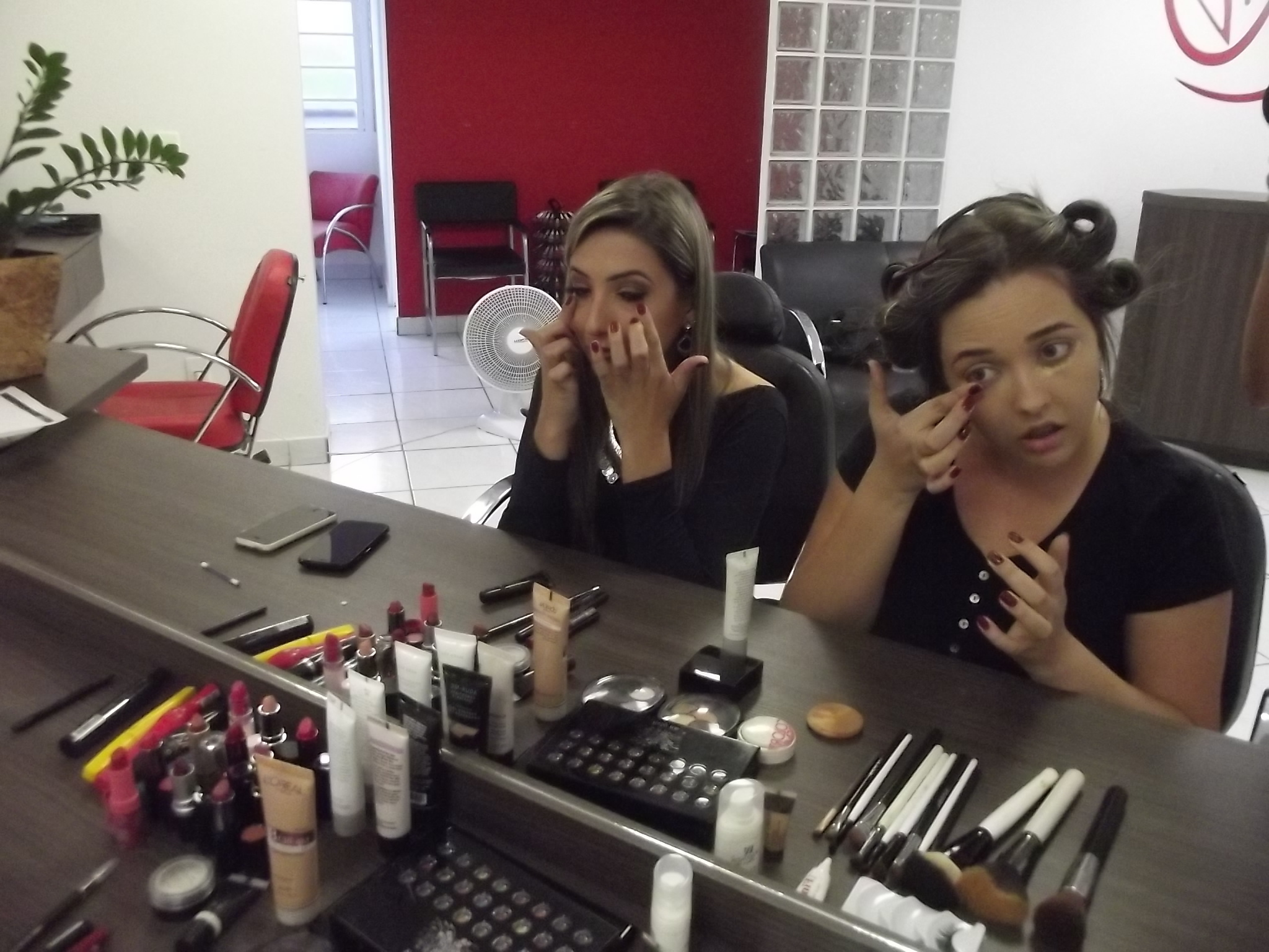 Aula de auto maquiagem esteticista micropigmentador(a) designer de sobrancelhas