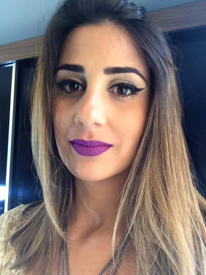 batom roxo, delineado  maquiagem  maquiador(a)