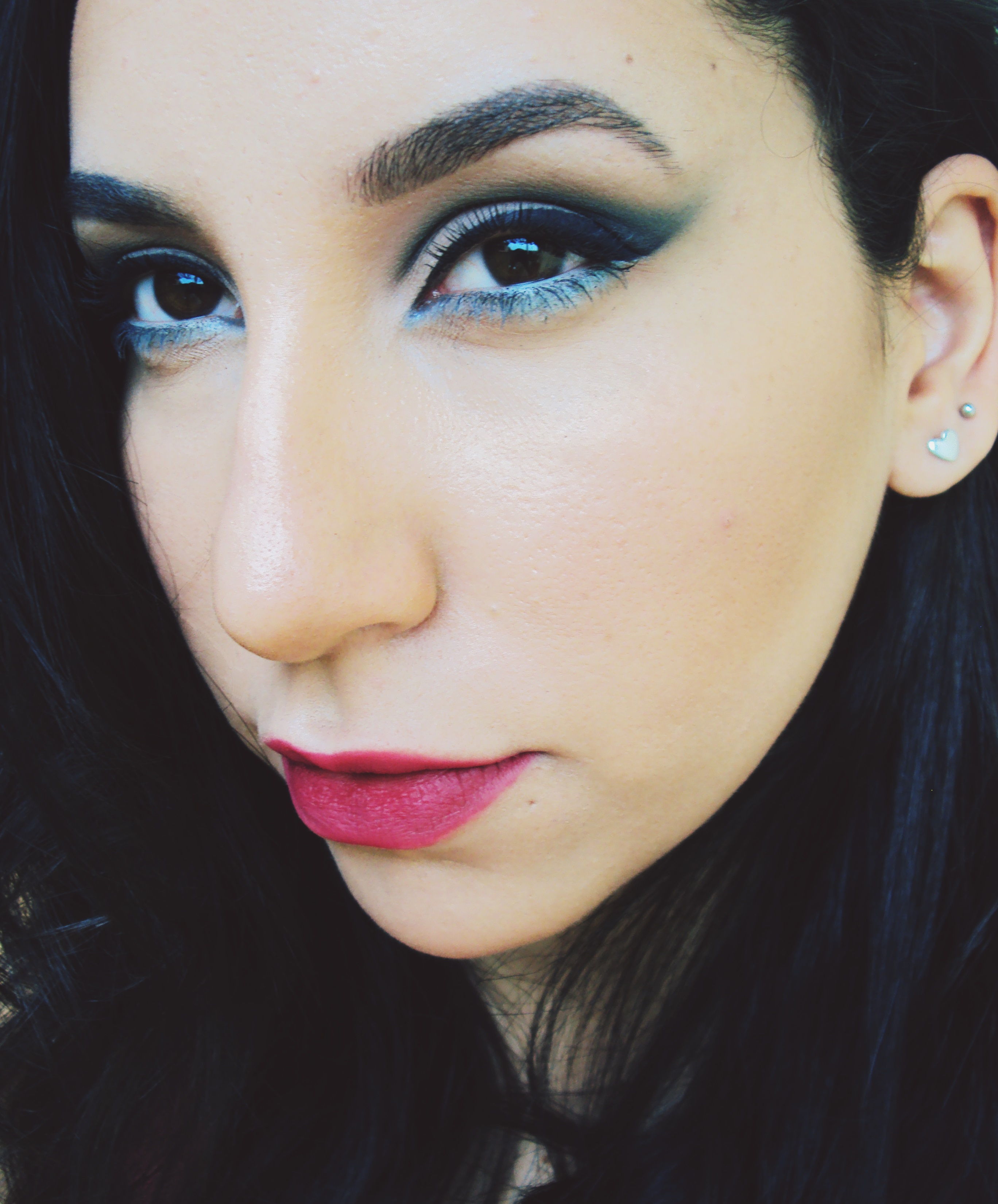 Maquiagem detalhe em azul Esta maquiagem usei a técnica Cat Eyes que é o concavo bem marcado e esfumado. Usei tons frios o batom em destaque também com fundo frio pra compor em contraste com o esfumado dos olhos. azul  maquiagem  maquiador(a)