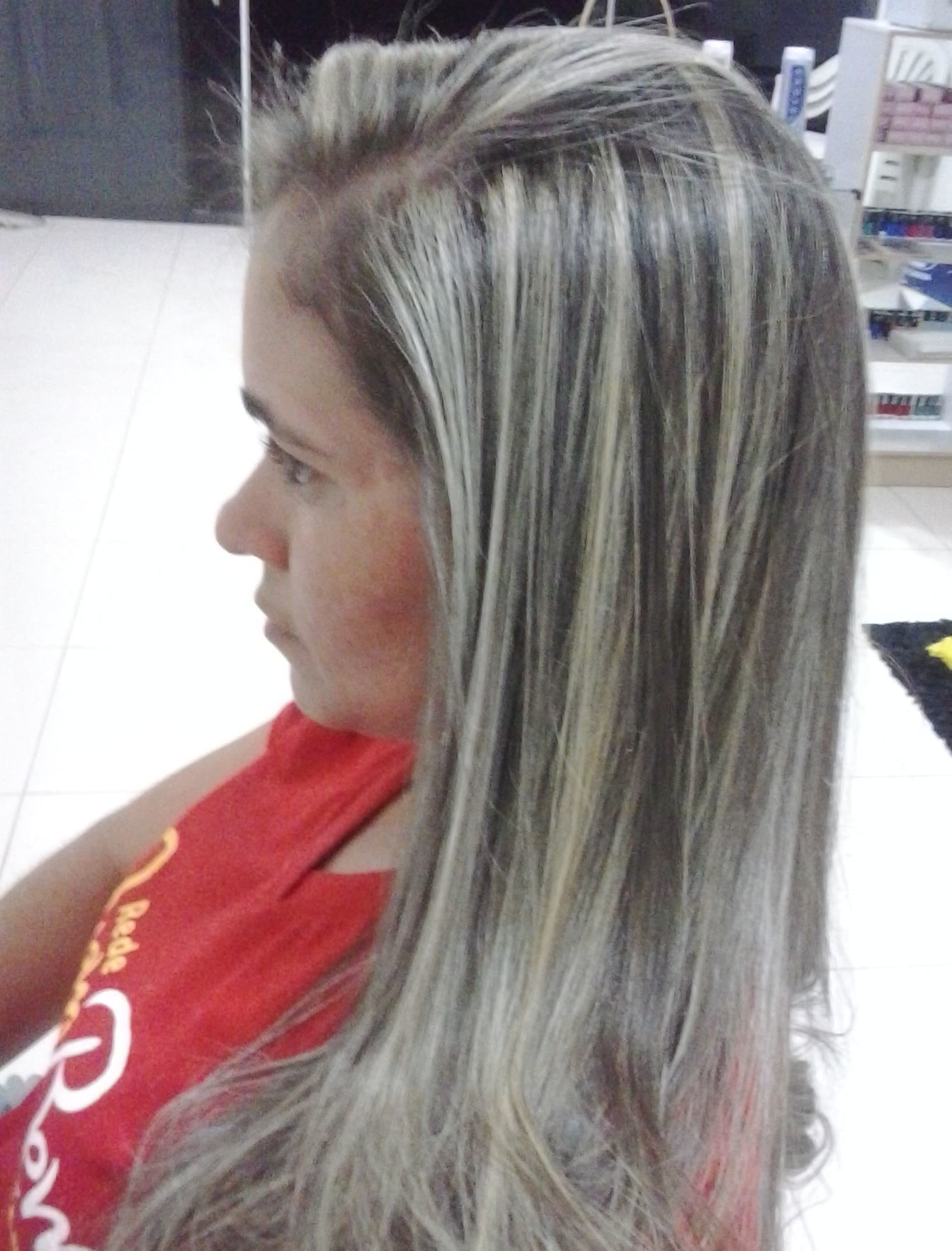 mechas.. A cliente estava com o cabelo natural ate o comprimento e pontas tinha colorações cabeleireiro(a)