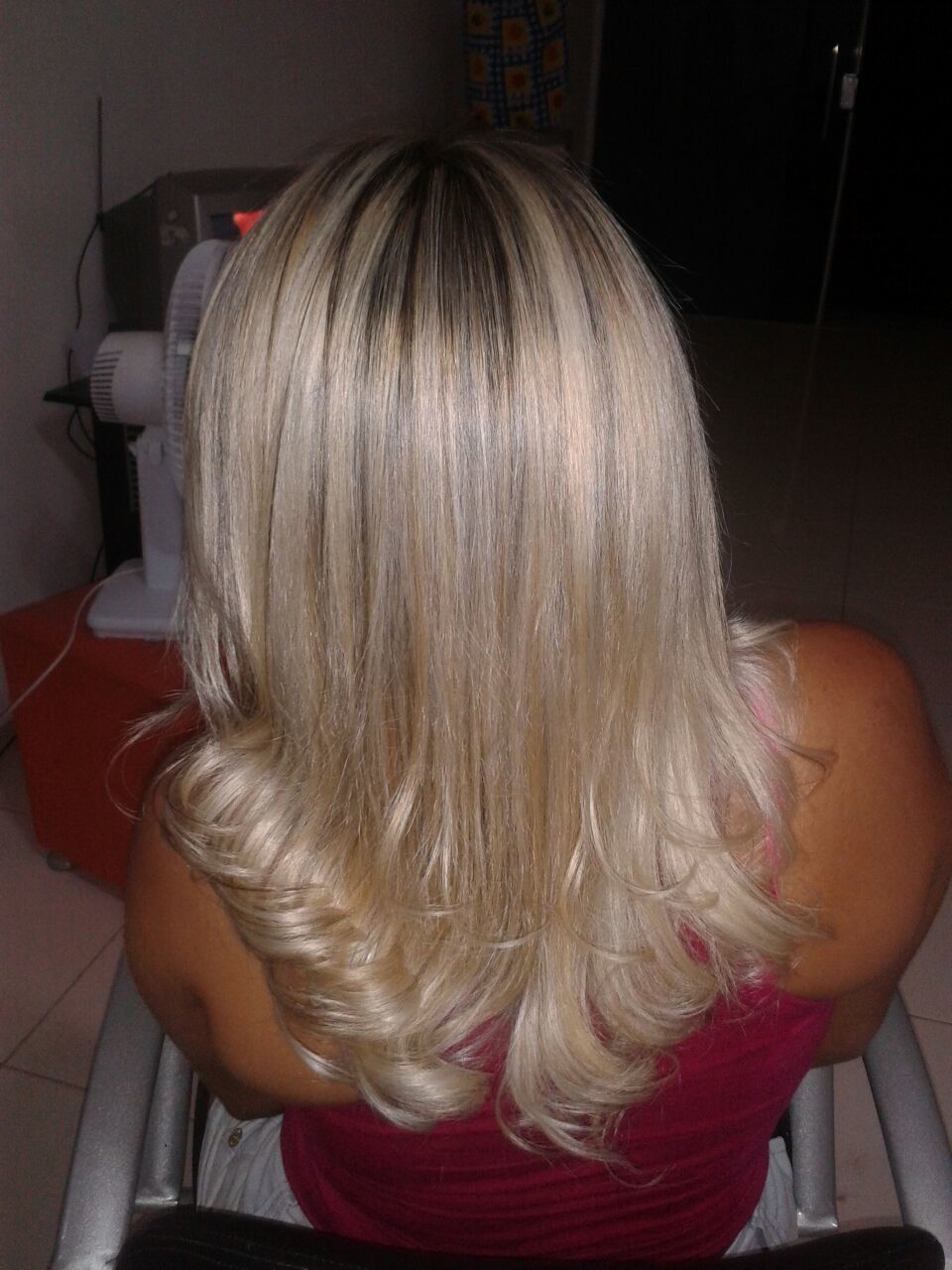 super loiro.. Foi feito umas mechas com ombre Jair e o resultado foi esse . Ressaltando que a cliente estava com os cabelos com tons alaranjados. E foi orientado um cronograma de nutrição pois cabelos assim requer um cuidado especial. cabeleireiro(a)