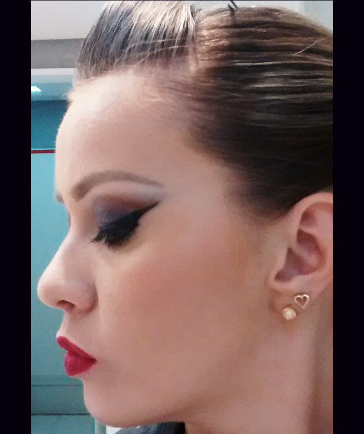 Make roxa com batom carmim Técnica:Delineado perfeito! maquiador(a)
