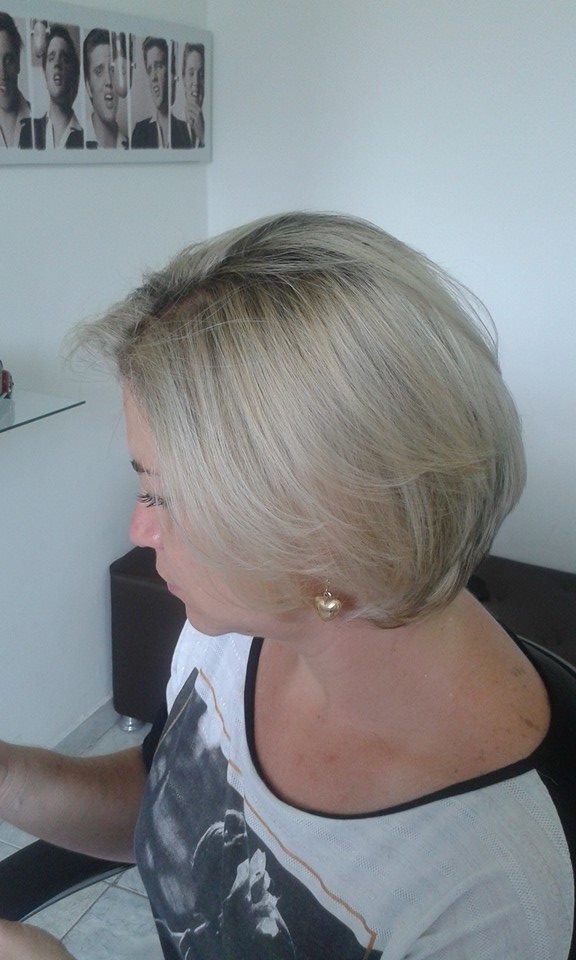 Luzes Cabelo com  luzes feitas na touca, onde a opção da cliente era ficar platinada, mas com a raiz no tom natural! cabeleireiro(a)
