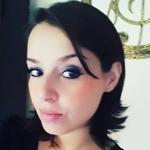 Moderna E depois, com cabelo médio, todo desfiado, o que deixou com um ar muito mais jovem, prático e  moderno. cabeleireiro(a)