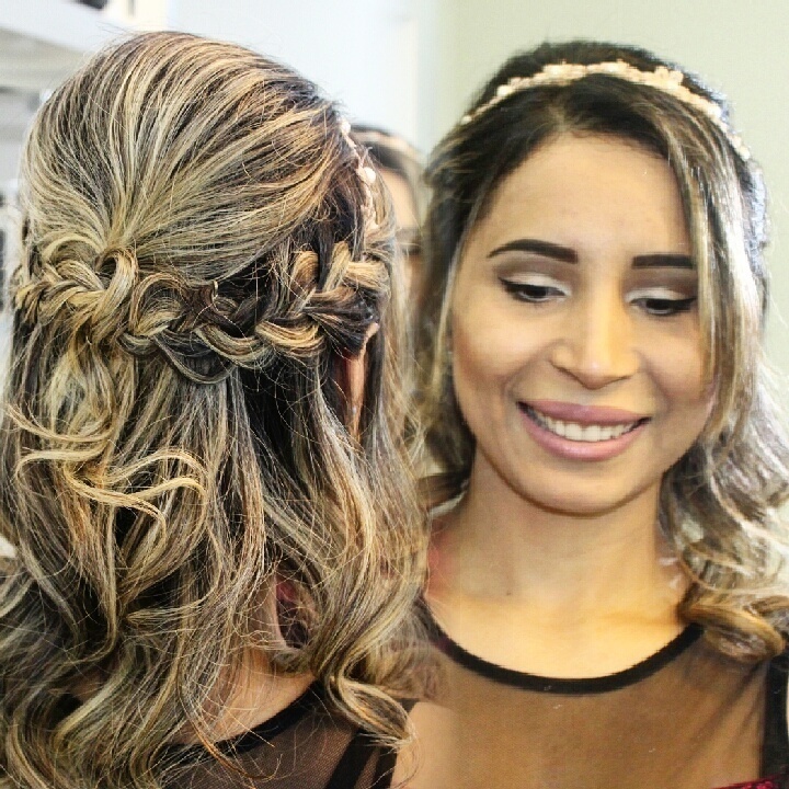 Penteado e Maquiagem  Penteado com babyliss e tranças. Maquiagem leve e romantica penteado, semi preso, noiva, debutante, casamento, festa,  cabelo  cabeleireiro(a) designer de sobrancelhas maquiador(a)