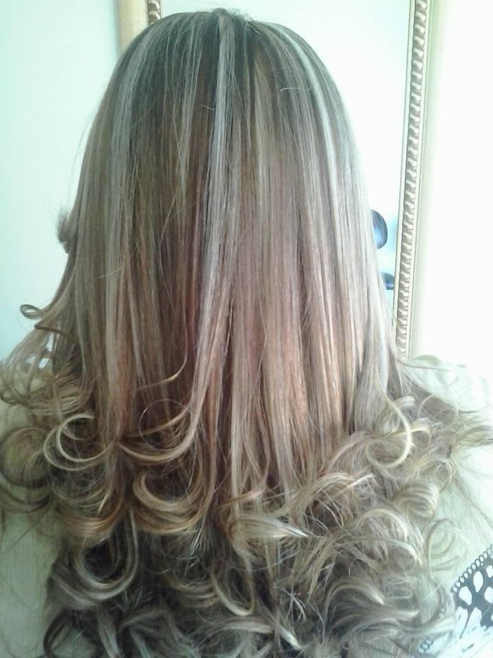 mechas no papel pintei o cabelo da cliente de louro escuro e fiz as mechas no papel um pouco grossa,tonalizei,hidratei e escovei..,