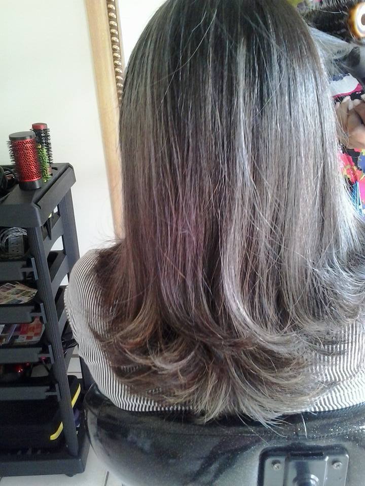 luzes prateadas e corte repicado luzes na touca ,depois fiz um corte com camadas ,hidratação e escova...