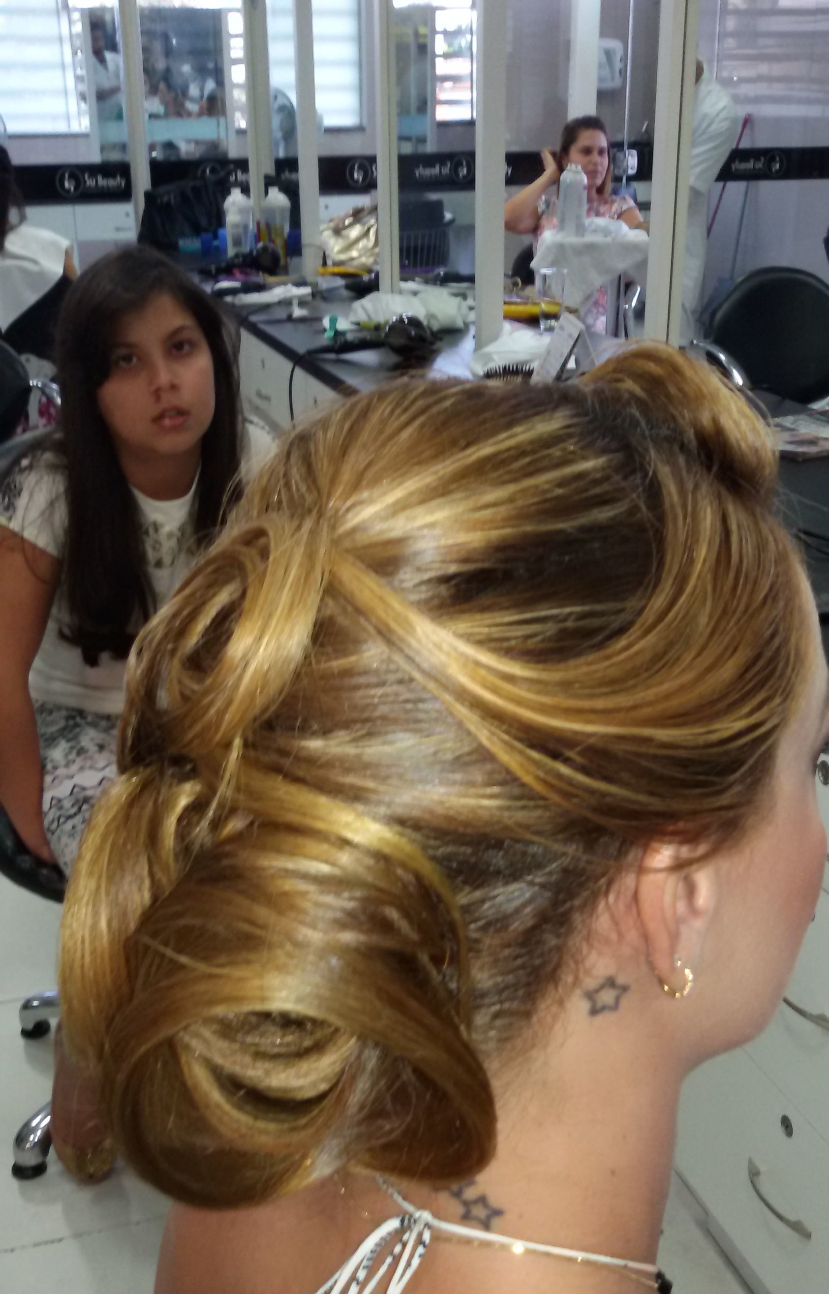 Penteado, por Vani Gomes.  cabeleireiro(a) stylist maquiador(a) massagista visagista