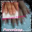 Unhas de Porcelana
Como as unhas de porcelana são aplicadas?

Para que as unhas de porcelana sejam aplicadas, primeiramente é necessário preparar as unhas naturais, cortando-as bem curtas e fazendo a higienização com um produto próprio para isso. Isso garante que não restem sujeiras embaixo das próteses, evitando, assim, o aparecimento de fungos e a proliferação de bactérias. Depois da higienização, as unhas devem ser polidas para remover a oleosidade natural, que pode dificultar a aderência das unhas de porcelana. 

Na hora de aplicar a unha artificial, a pessoa pode escolher entre dois modelos possíveis: 

    Tips, que são extensores naturais das unhas, aplicadas somente na ponta do dedo
    Moldes, que cobram totalmente a unha natural e são esculpidos para se ajustar perfeitamente nas mãos.

Mas, antes de as unhas de porcelana serem finalmente coladas, um produto de limpeza é aplicado sobre as unhas originais para evitar o surgimento de fungos. Por último, é só colar as unhas de porcelana e pronto. 
