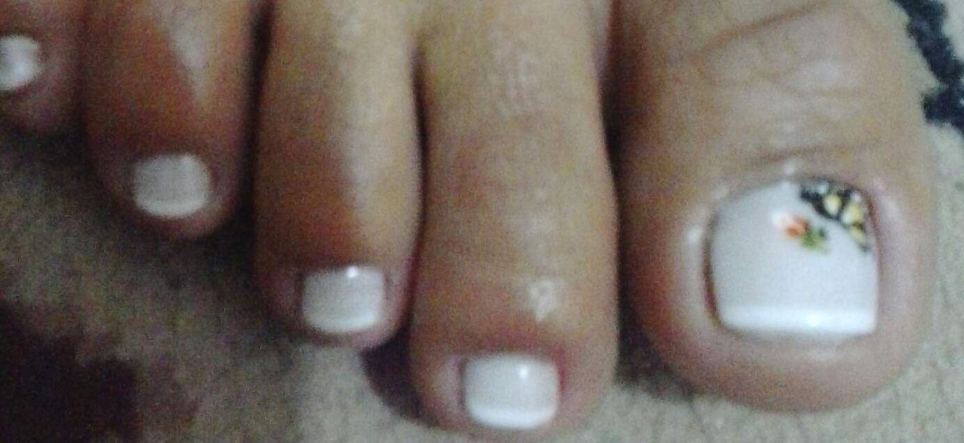 Francesinha Tradicional  Esta é a típica francesinha rs adorooo ! Colei um adesivo de borboleta feito a mão . manicure e pedicure