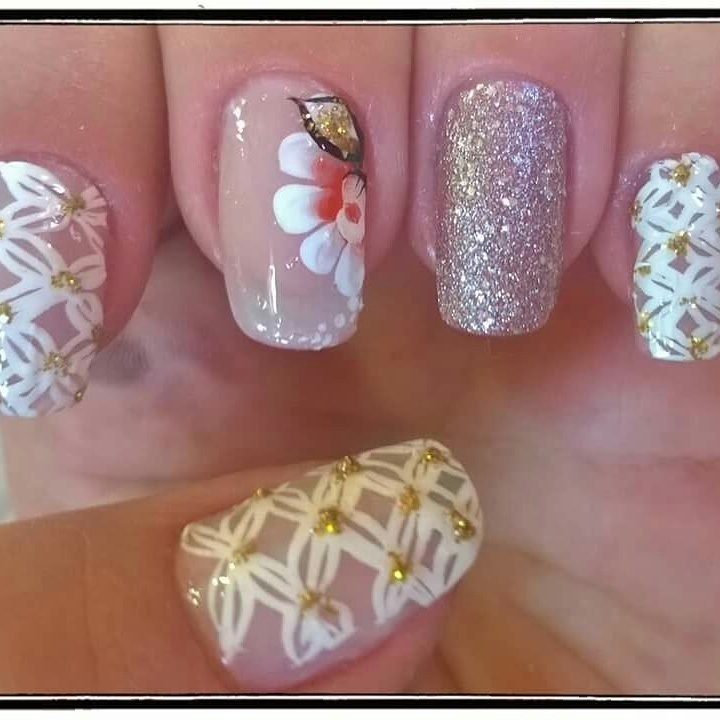 Mão, Branco, dourado, prata, flor, unha decorada, brilho unhas  manicure e pedicure