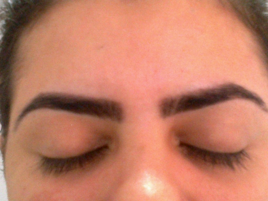 Designer de sobrancelha e aplicação de Henna. massoterapeuta designer de sobrancelhas esteticista quiropraxista
