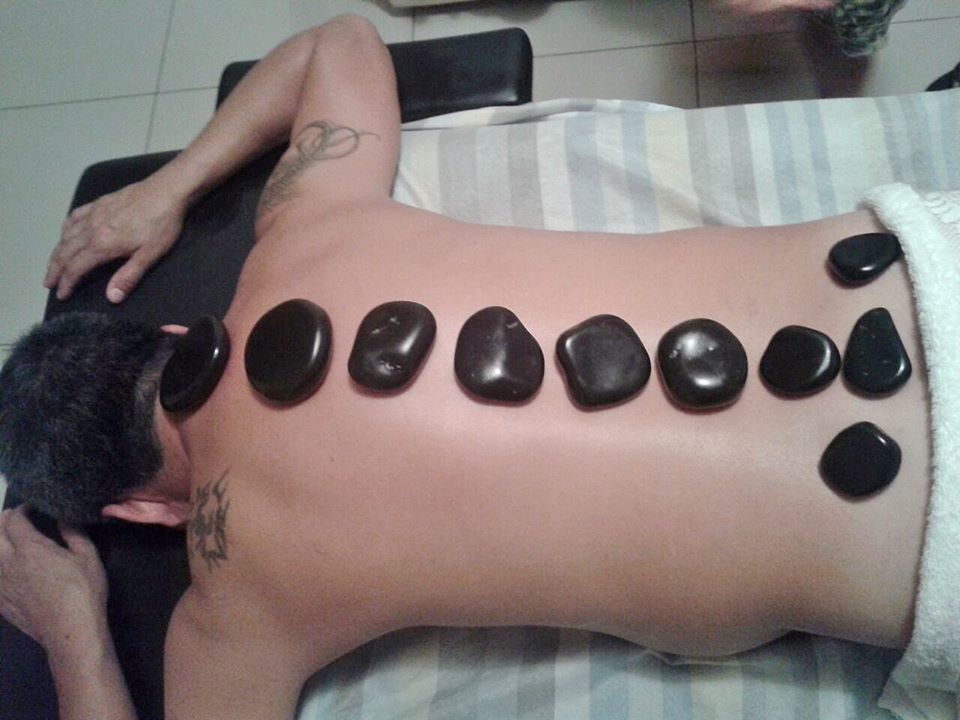 Massagem Relaxante: Pedras Quentes com Óleo de semente de Uva. designer de sobrancelhas massoterapeuta depilador(a)