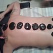 Massagem Relaxante: Pedras Quentes com Óleo de semente de Uva.