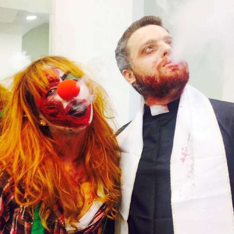 Palhaço mal e Padre exorcista - Halloween maquiador(a) designer de sobrancelhas