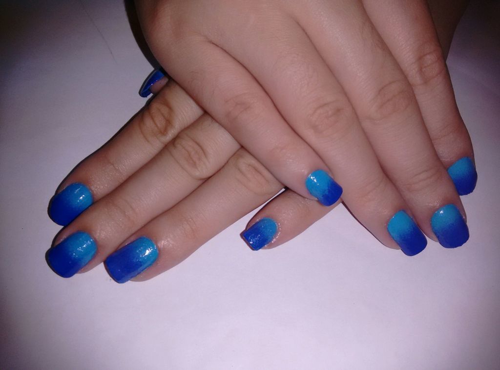 #Degradê azul escuro com azul anil manicure e pedicure