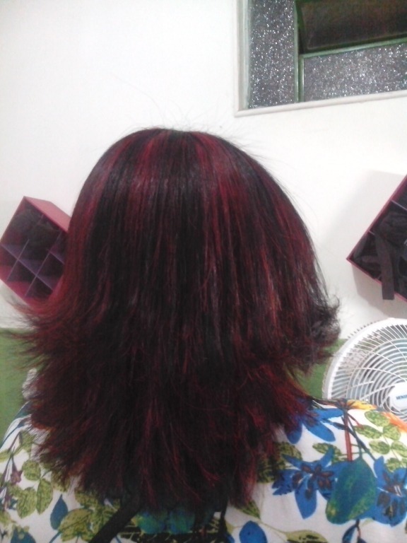 Depois
Cabelo com reflexo vermelho cereja
Corte efeito degradê
 E com progressiva engled 
Agora tratado cabeleireiro(a)