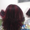 Depois
Cabelo com reflexo vermelho cereja
Corte efeito degradê
 E com progressiva engled 
Agora tratado