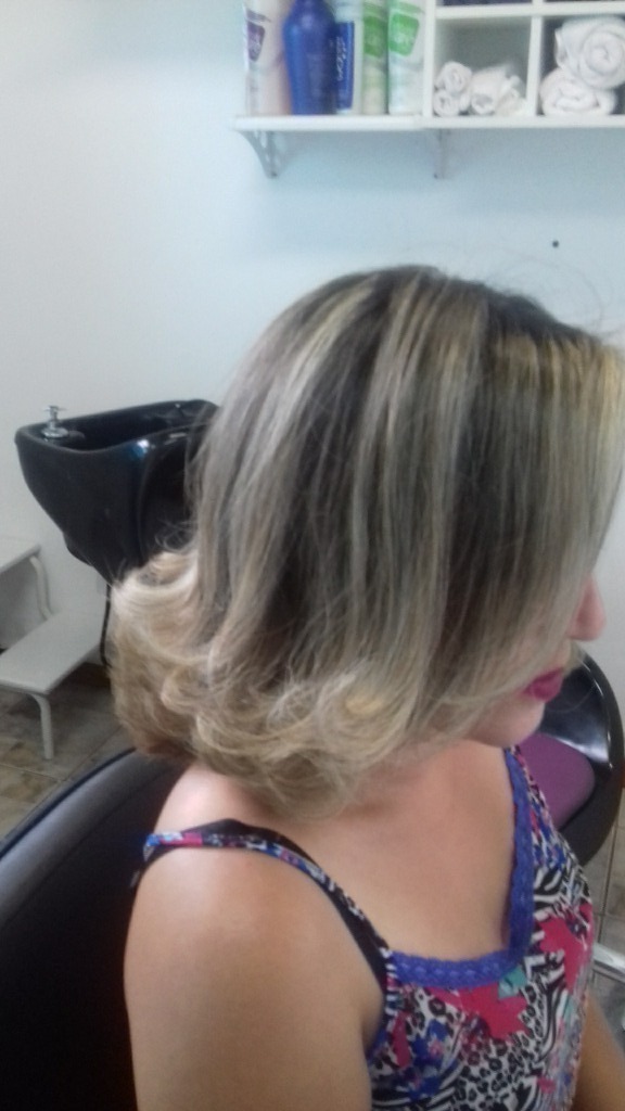 Luzes 
Corte 
Escova  cabeleireiro(a) designer de sobrancelhas manicure e pedicure maquiador(a)