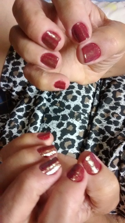 Vermelho com brilho. Unhas clássicas.foi usado 2 demãos do esmalte licor ,da risque, e uma demão do esmalte Dancers, da Nati. O resultado é uma unha com efeito furta-cor. manicure e pedicure recepcionista secretário(a)