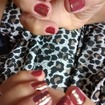 Vermelho com brilho. Unhas clássicas.foi usado 2 demãos do esmalte licor ,da risque, e uma demão do esmalte Dancers, da Nati. O resultado é uma unha com efeito furta-cor.