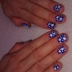 Azul diferente. Neste trabalho usei uma demão de esmalte azul da Giovanna Antonelli+ uma demão do esmalte Tailândia, da marca Cora.após secagem. Com pincéis e palito, fiz gotas pequenas e grandes,e alguns traços abstratos,com o esmalte pétala branca, da colorama.finalizei com cobertura vitrificada da mohda.