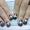 Unha negativa em preto.neste trabalho,usei uma demão de base, e na sequência usei fita crepe cortada com cerca de 0,3cm de largura.colei no meio das unhas,e passei duas  demãos do esmalte black,da colorama.após a secagem, retirei com cuidado os pedaços de fita,e finalizei com cobertura super brilho da colorama.