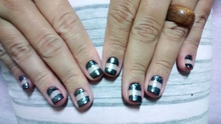Unha negativa em preto.neste trabalho,usei uma demão de base, e na sequência usei fita crepe cortada com cerca de 0,3cm de largura.colei no meio das unhas,e passei duas  demãos do esmalte black,da colorama.após a secagem, retirei com cuidado os pedaços de fita,e finalizei com cobertura super brilho da colorama. manicure e pedicure recepcionista secretário(a)