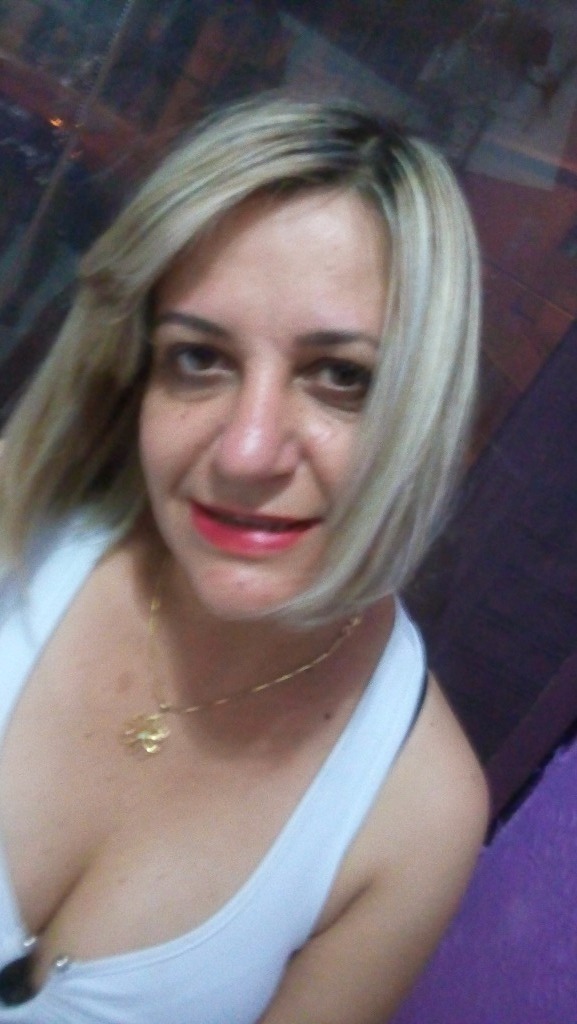 Depois: luzes e redefinição do corte e tratamento cabeleireiro(a) maquiador(a) manicure e pedicure depilador(a) enfermeiro(a)