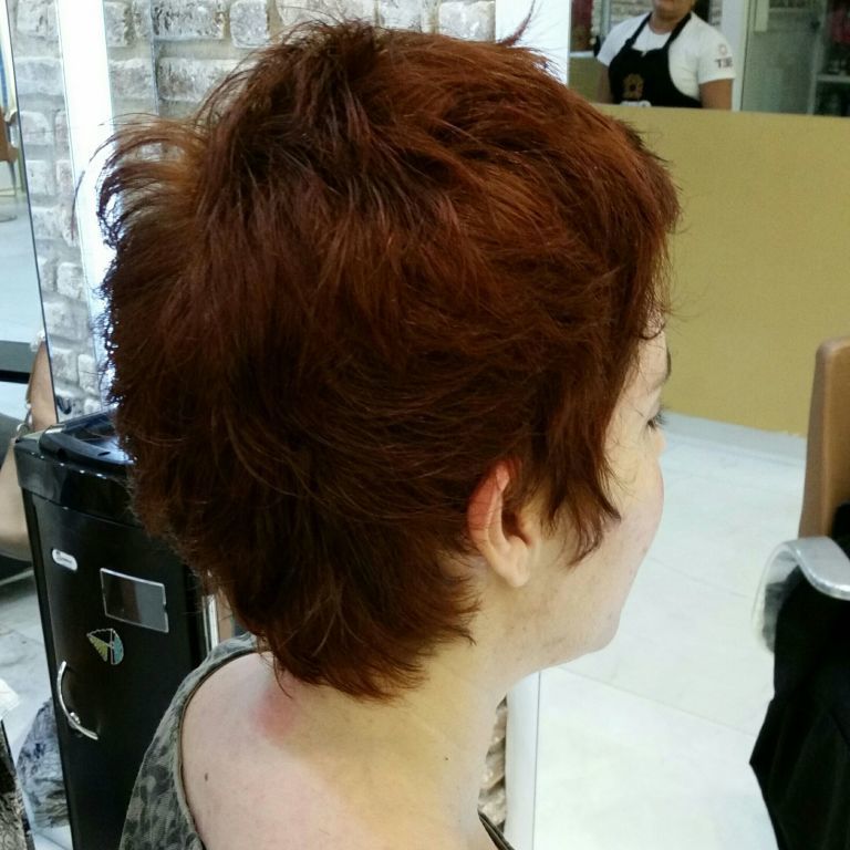 Shortcurto desfiado e cor cobre altura de 7 cabeleireiro(a) maquiador(a)