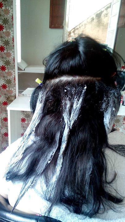 Mechas no cabelo com tinta preta cabeleireiro(a)