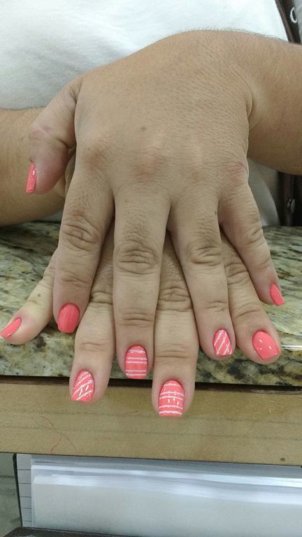 Esmalte cheguei causando da gio Antonelli ( colorama) , com desenhos feito com fita em fundo branco. unha manicure e pedicure