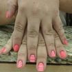 Esmalte cheguei causando da gio Antonelli ( colorama) , com desenhos feito com fita em fundo branco.