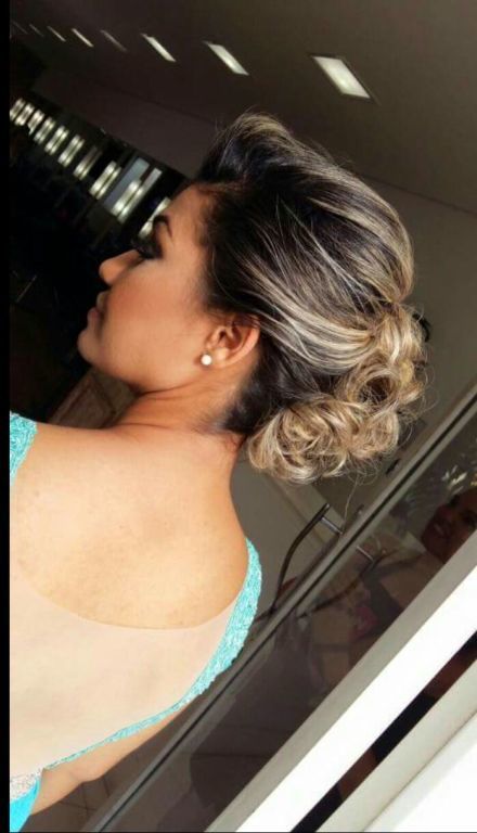 Penteado com coqué de lado cabelo cabeleireiro(a)