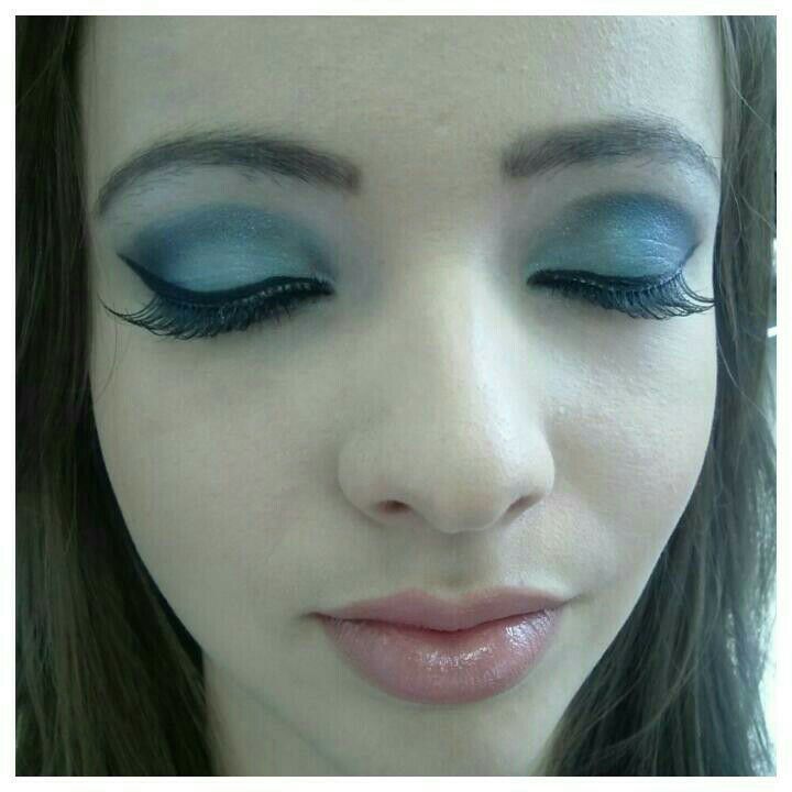 Make com esfumado, realçando os olhos com delineador. maquiagem maquiador(a)