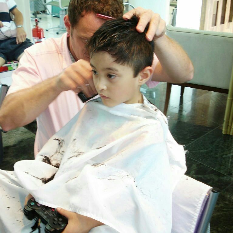 Corte infantil. cabelo cabeleireiro(a)