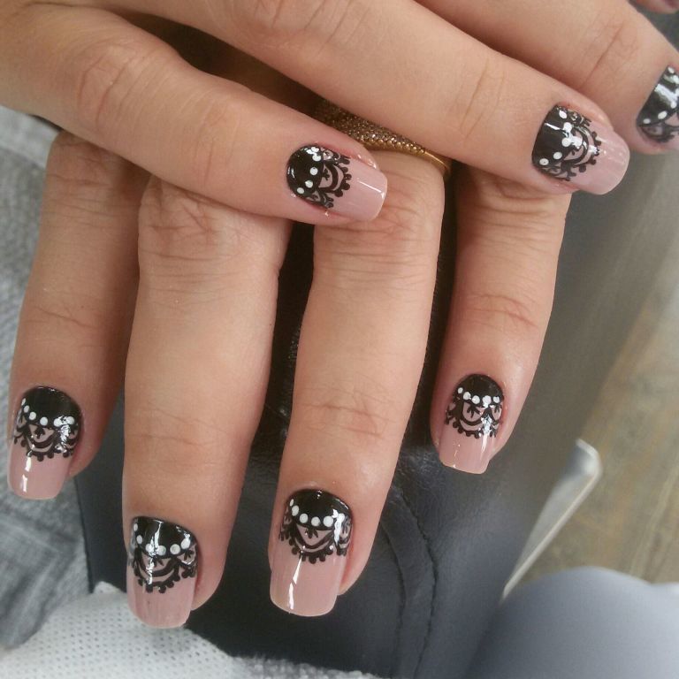 Renda preto unha manicure e pedicure