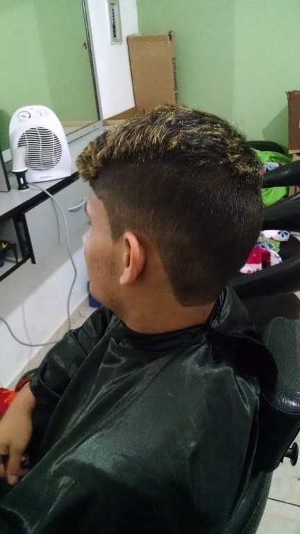 cabeleireiro(a) barbeiro(a)