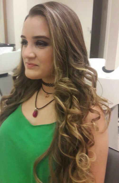 Escova modela e maquiagem cabelo cabeleireiro(a) maquiador(a)