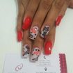 Alongamento de unhas em acrygel com decoração feita à mão.