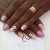 Unhas decoradas à mão.