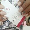 Unhas decoradas à mão.