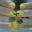 Unhas decoradas à mão.