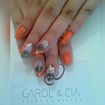 Unhas decoradas à mão.