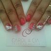 Unhas decoradas à mão.