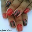 Unhas decoradas à mão.