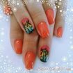 Unhas decoradas à mão.