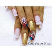 Unhas decoradas à mão.