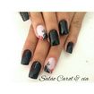 Unhas decoradas à mão.