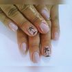 Unhas decoradas à mão.